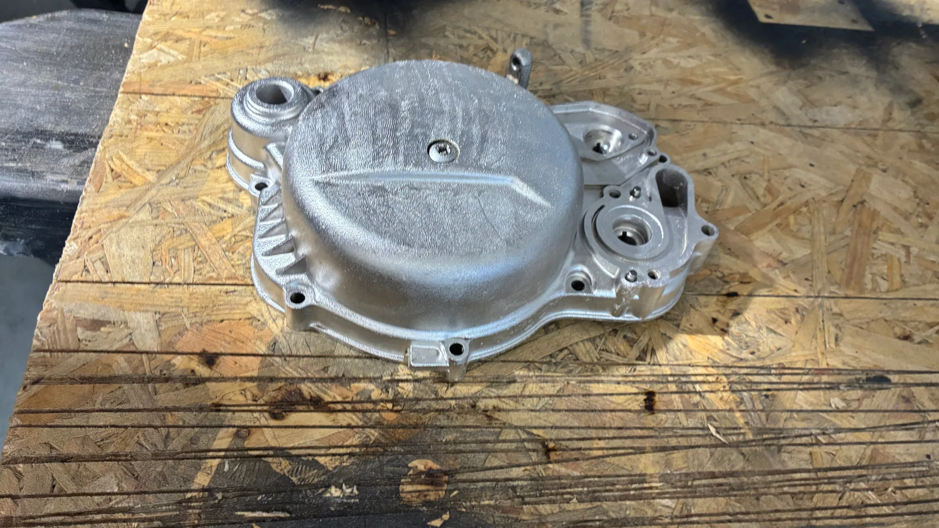 Aluminiowa pokrywa silnika motocyklowego po czyszczeniu laserowym