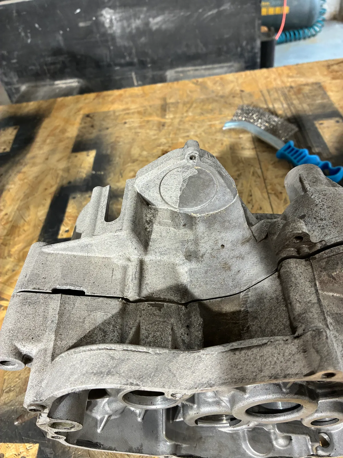 Zbliżenie na fakturę odlewu aluminiowego po czyszczeniu laserowym
