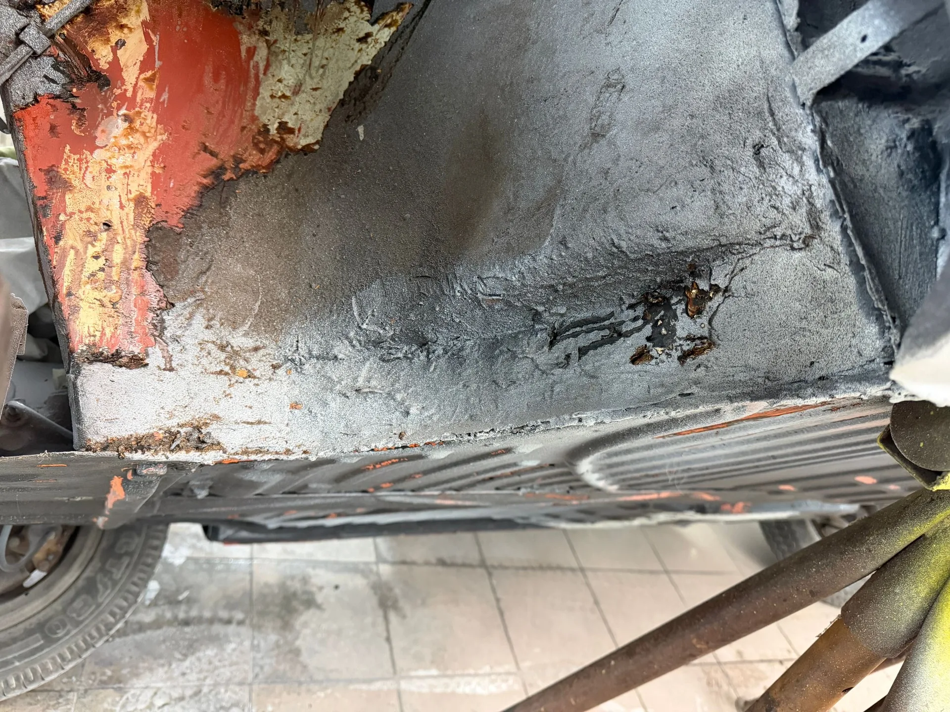 Detal blacharki po usunięciu korozji laserem