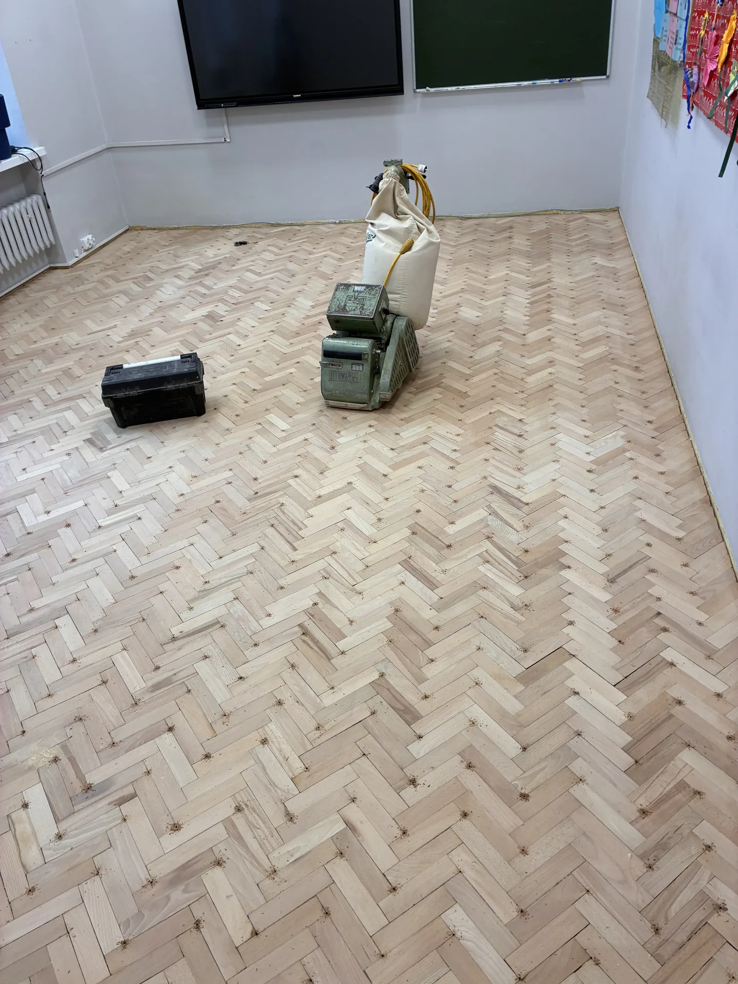 Parkiet dębowy w trakcie lakierowania
