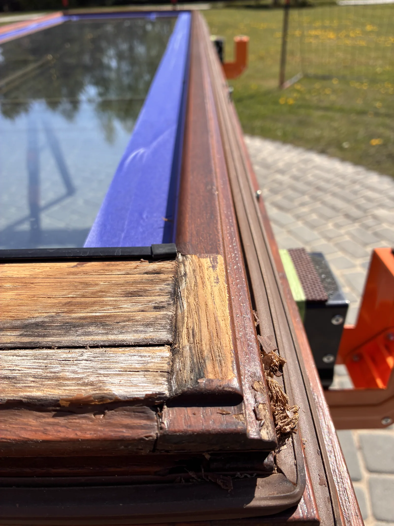 Zbliżenie na narożnik okna przed renowacją